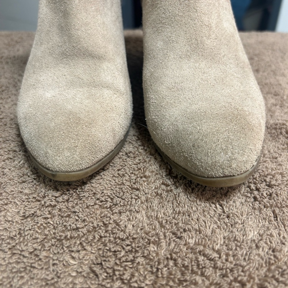 FRYE Judith Double zip beige suede ankle bootie. Like new. Size 6M - Picture 3 of 10